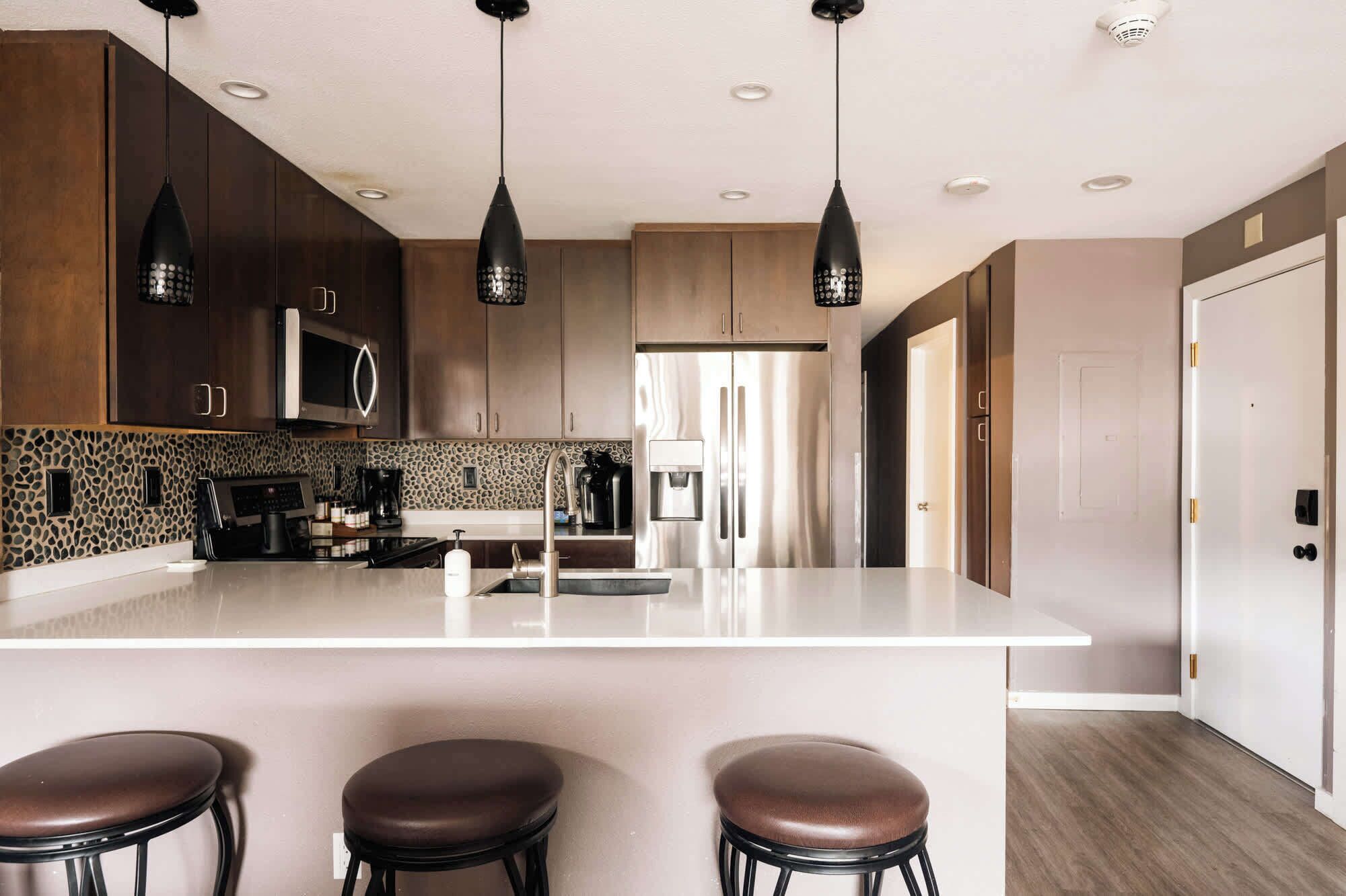 Réfrigérateur, micro-ondes, four, plaque de cuisson