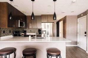 Fridge, microwave, oven, stovetop - Choice Condo - Walk to Gondola - Sleeps 7! (Avon)