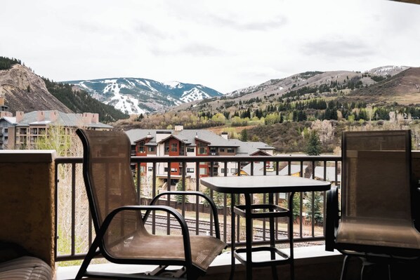 Property grounds - Choice Condo - Walk to Gondola - Sleeps 7! (Avon)