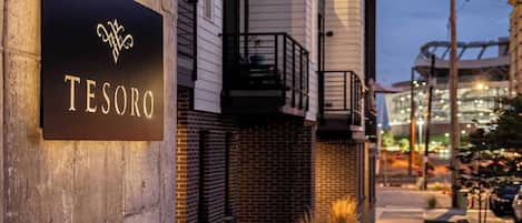 تفاصيل الفندق من الخارج