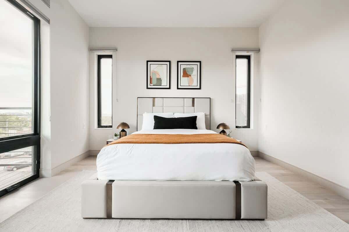 2 slaapkamers, een bureau, een strijkplank/strijkijzer, wifi