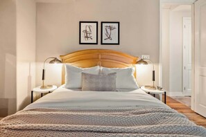 2 bedrooms, desk, iron/ironing board, WiFi