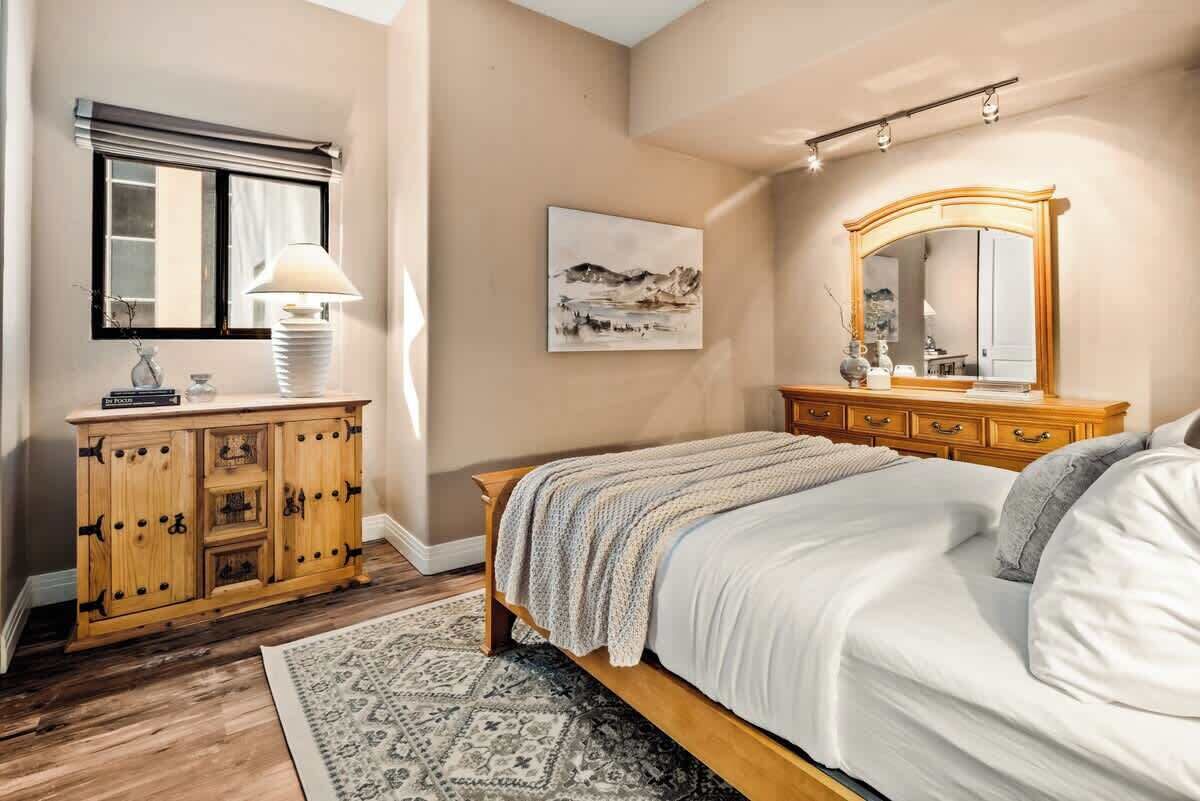 2 bedrooms, desk, iron/ironing board, WiFi