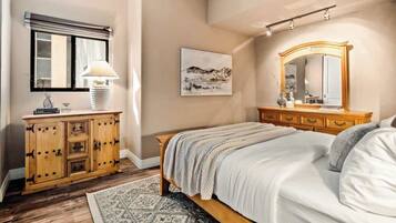 2 bedrooms, desk, iron/ironing board, WiFi
