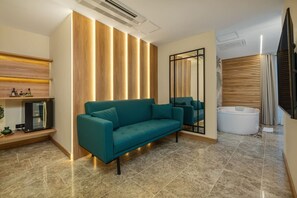 1 slaapkamer, een bureau, een strijkplank/strijkijzer, reisbedje