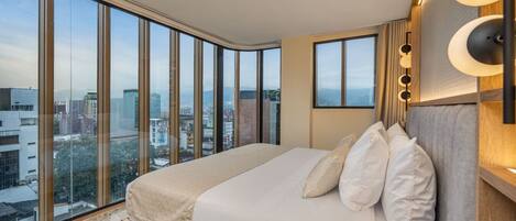 1 多间卧室、办公桌、熨斗/熨衣板、旅行婴儿床