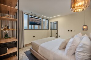 Escritorio, tabla de planchar con plancha, cuna de viaje y wifi