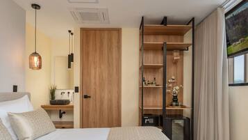 1 bedroom, desk, travel crib, WiFi