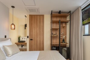 1 bedroom, desk, travel cot, WiFi