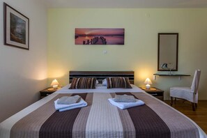 4 bedrooms, iron/ironing board, WiFi, bed sheets