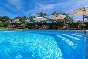 A heated pool - Villa Oaza - private pool, fitness, near a park forest (Pula)