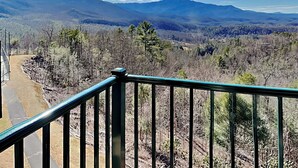Ein Balkon mit Blick auf eine Berglandschaft.