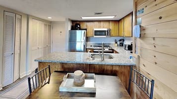 Een koelkast, een magnetron, een oven, een kookplaat