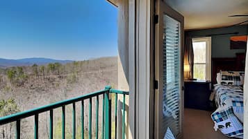 3 slaapkamers, een strijkplank/strijkijzer, internet, beddengoed