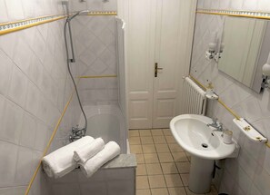 Haartrockner, Bidet, Handtücher, Seife