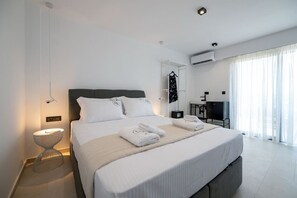 1 bedroom, desk, WiFi, bed sheets