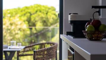 Coffee/tea maker, toaster