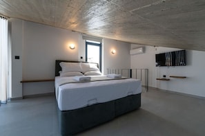 1 bedroom, desk, WiFi, bed sheets - KEDL Junior Suites 501 (Kalamata)