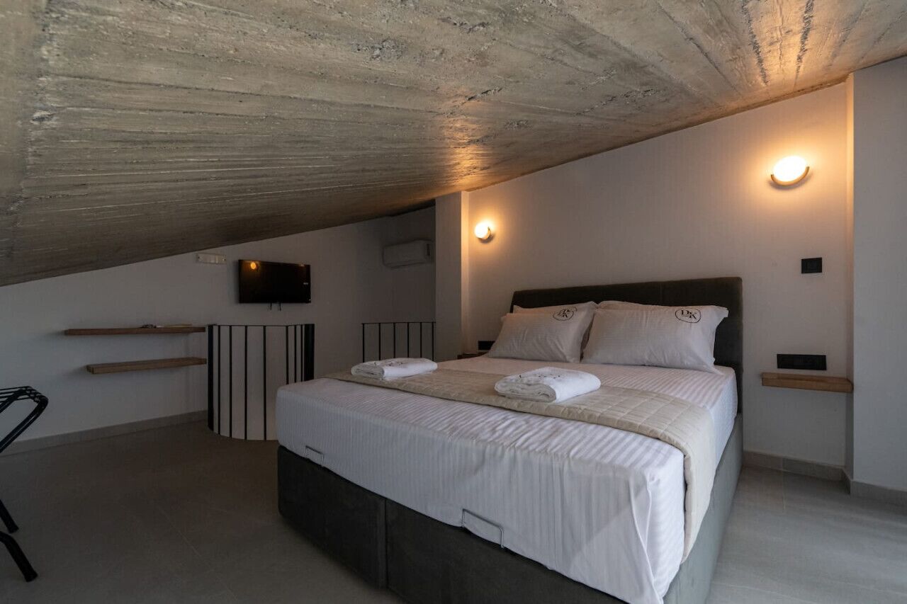 1 bedroom, desk, WiFi, bed sheets