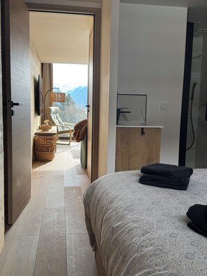 3 bedrooms, travel cot, WiFi, bed sheets - The 1790 *Premium service* (Égat)