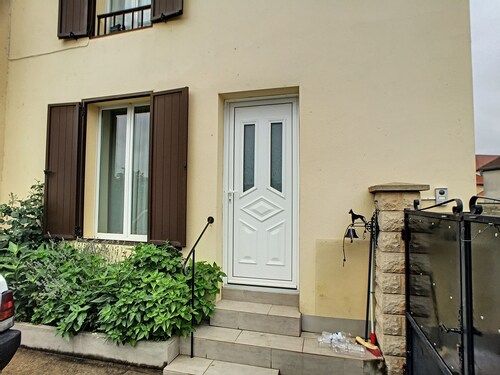 House near town center, 10 minutes from a leisure park.