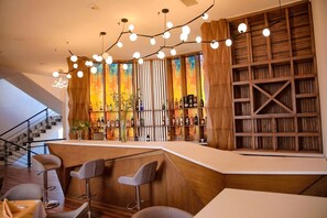 4 bars/lounges