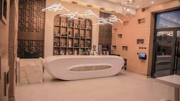 4 bars/lounges