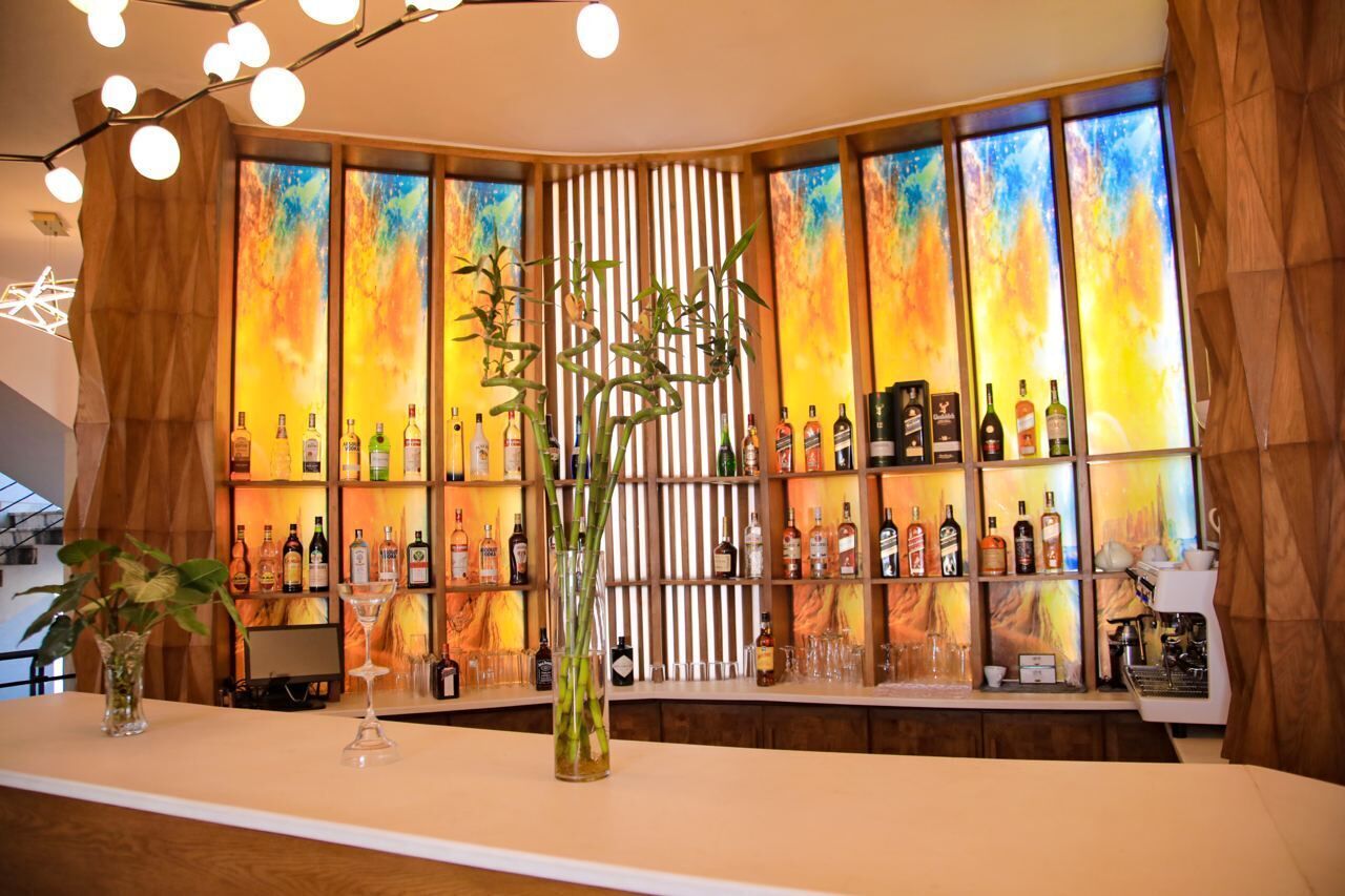 4 bars/lounges
