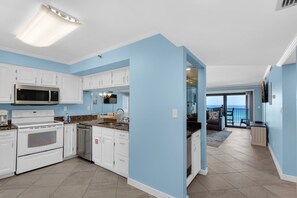 Fridge, microwave, oven, stovetop - ☀️Beachfront in heart of Destin! Pool-Fitness-Sauna-2BR Emerald Towers 503☀️ (Destin)