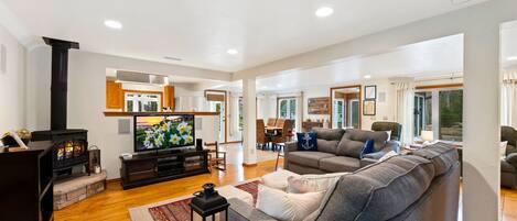 Smart TV, fireplace, offices