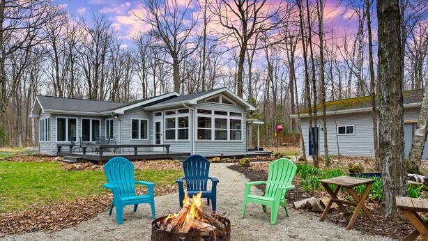 A cabin with a fire pit, outdoor seating, and a deck. - Pet Friendly Cottage in Egg Harbor-Close to Beach (Egg Harbor)