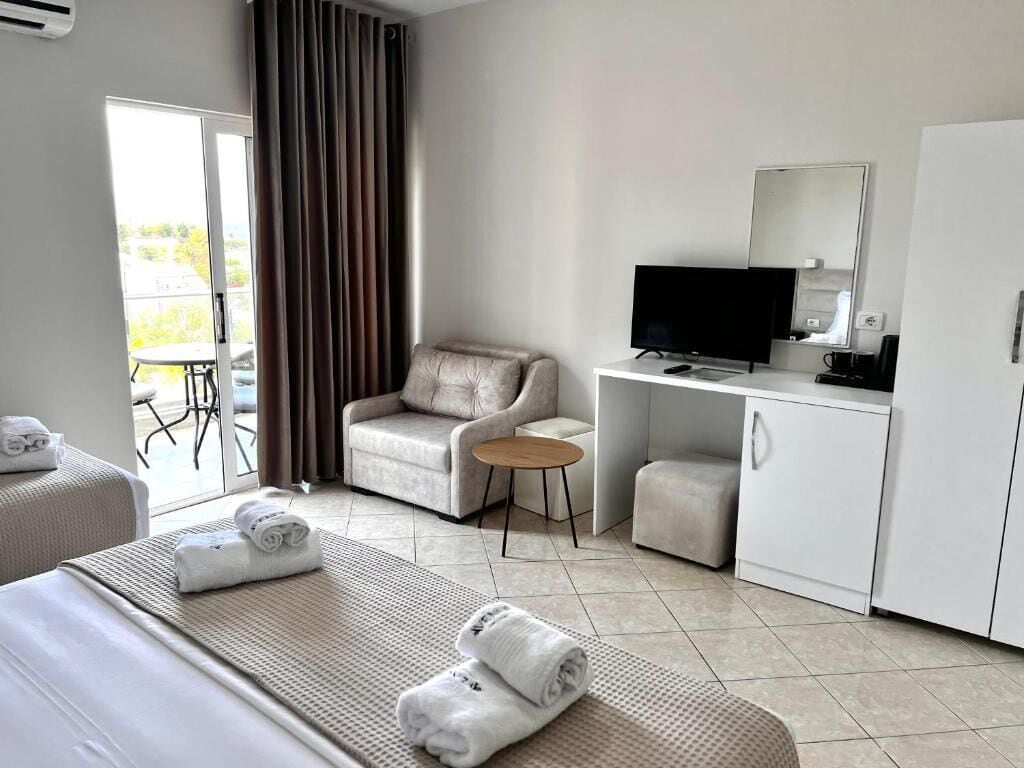 Triple Room with Sofa Bed | Desk, soundproofing, iron/ironing board, free WiFi