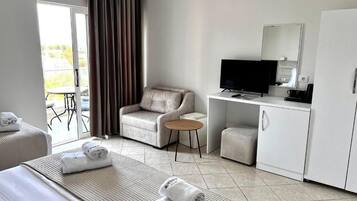 Triple Room with Sofa Bed | Desk, soundproofing, iron/ironing board, free WiFi