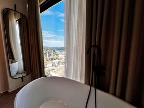 Deluxe Room, Partial Ocean View | Meja, kalis bunyi, seterika/papan seterika, Wi-fi percuma 
