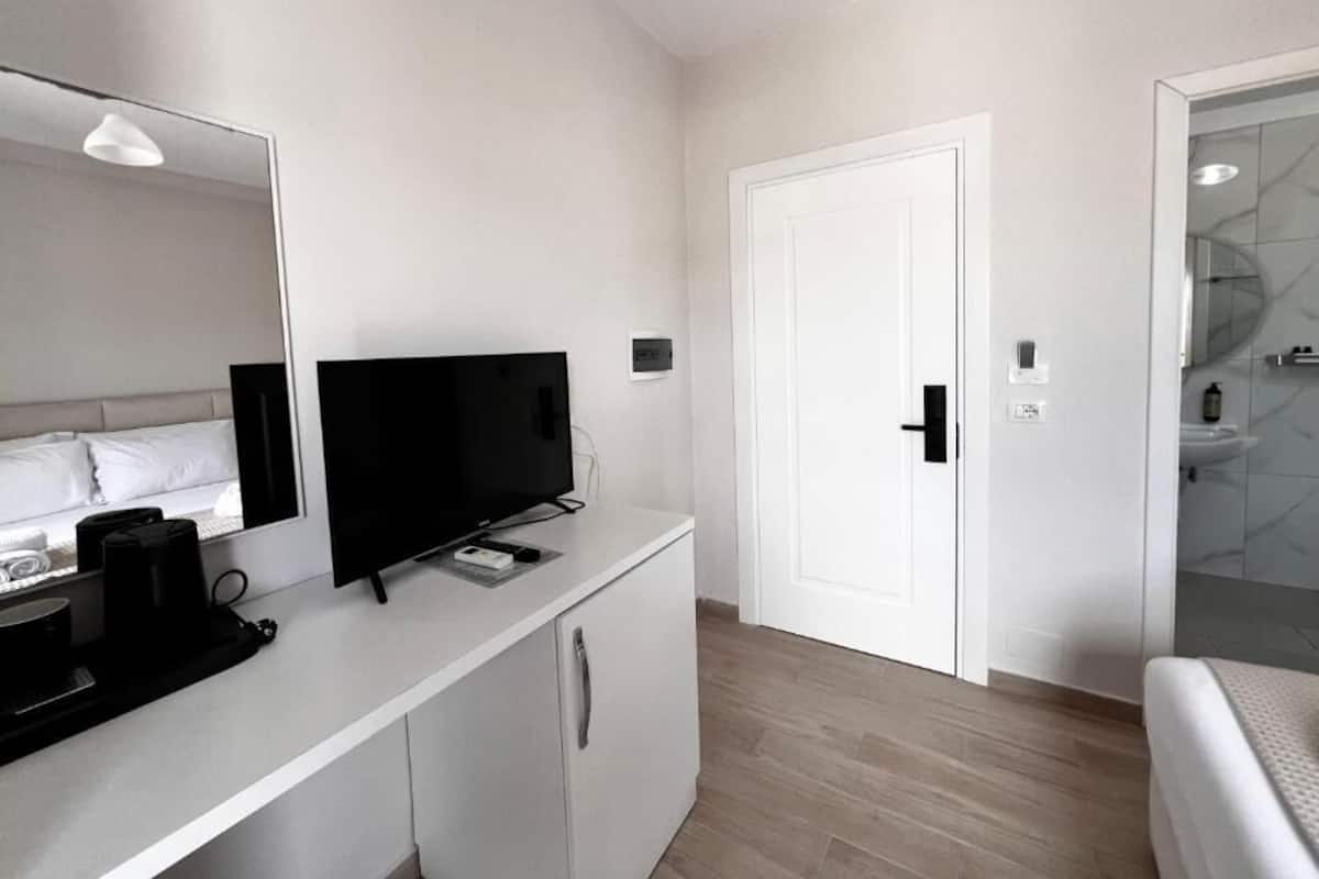 Työpöytä, äänieristys, silitysrauta/-lauta, ilmainen Wi-Fi