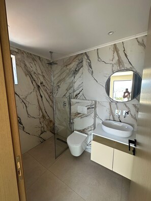 Deluxe Double Room, Sea View | Bathroom
