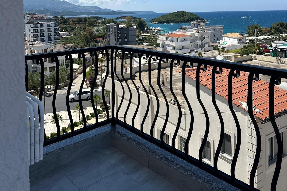 Chambre Double, vue partielle sur la mer