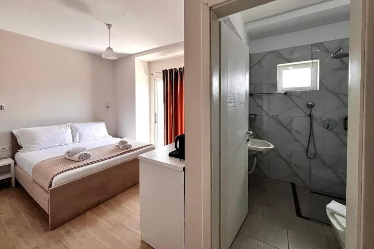 Työpöytä, äänieristys, silitysrauta/-lauta, ilmainen Wi-Fi