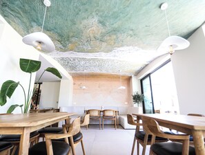 Bar (on property) - Avenue Hotel (Ksamil)