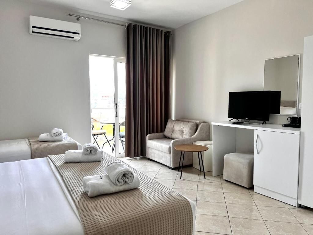 基础三人房 | 办公桌、隔音、熨斗/熨板、免费 WiFi