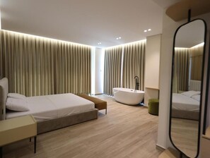 Suite Deluxe, vue sur la mer | Bureau, système d’insonorisation, fer et planche à repasser