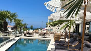 Een seizoensgebonden buitenzwembad