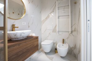 Shower, hair dryer, bidet, towels - APPIA - B&B REGINA VIARUM * ROOM SALARIA (Roma)