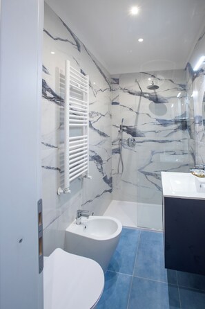 Douche, sĂšche-cheveux, bidet, serviettes fournies