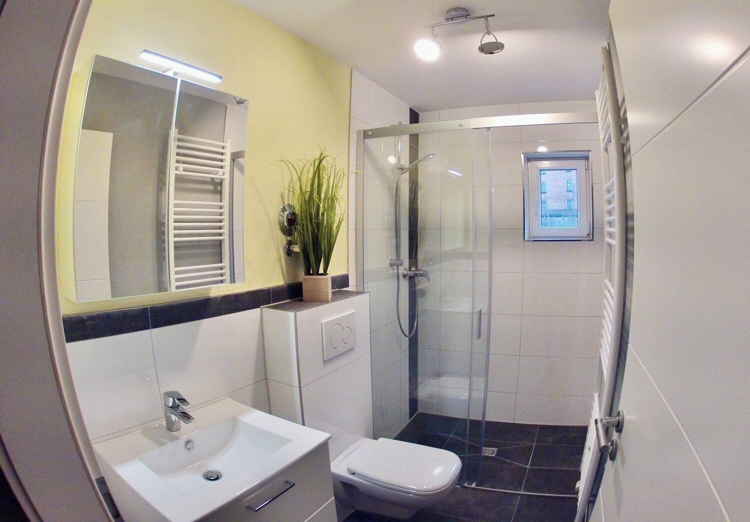 Suihku, hiustenkuivaaja, pyyhkeet, saippua