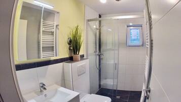 Doccia, asciugacapelli, asciugamani, sapone