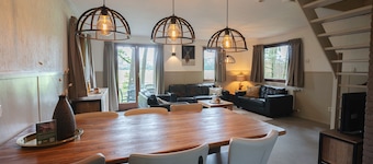 Delightful detached vacation home with private parking located by meadow