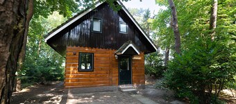 Delightful detached vacation home with private parking located by meadow