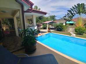 Una piscina al aire libre