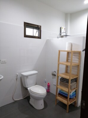 Ducha, secador de pelo, toallas, jabón